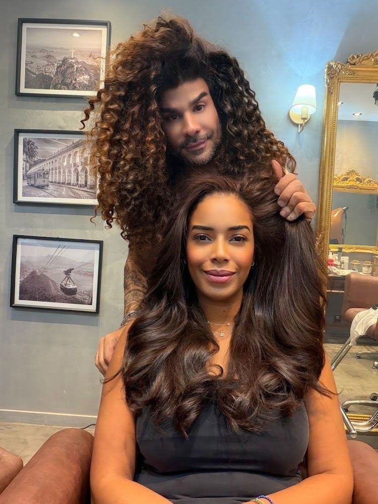 Detalhe de finalização de cabelo no Fidalgos Studio